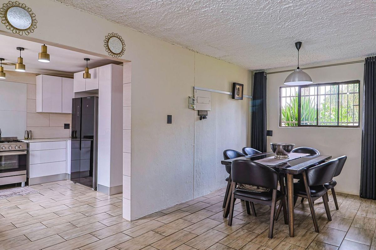 FULLY RENOVATED, FREESTANDING HOUSE IN MINT CONDITION - HOW SOON CAN YOU MOVE!! - Photo 4