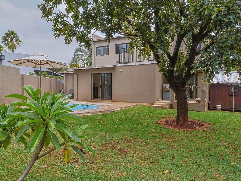 FULLY RENOVATED, FREESTANDING HOUSE IN MINT CONDITION - HOW SOON CAN YOU MOVE!! - Photo 10