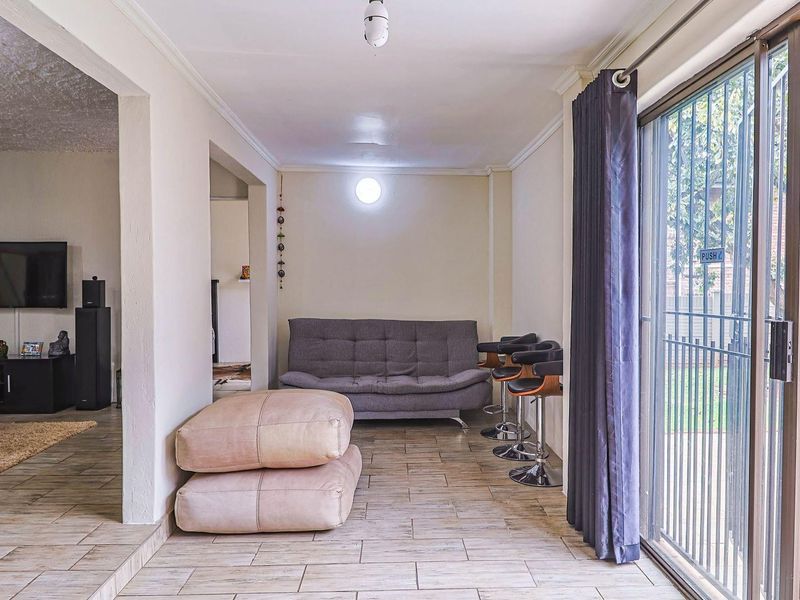 FULLY RENOVATED, FREESTANDING HOUSE IN MINT CONDITION - HOW SOON CAN YOU MOVE!! - Photo 8