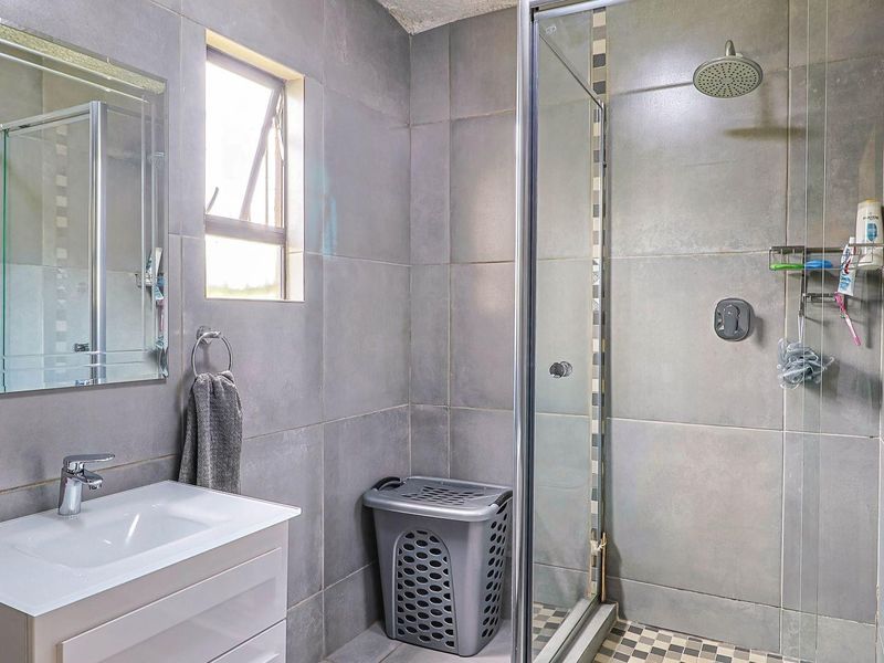FULLY RENOVATED, FREESTANDING HOUSE IN MINT CONDITION - HOW SOON CAN YOU MOVE!! - Photo 7