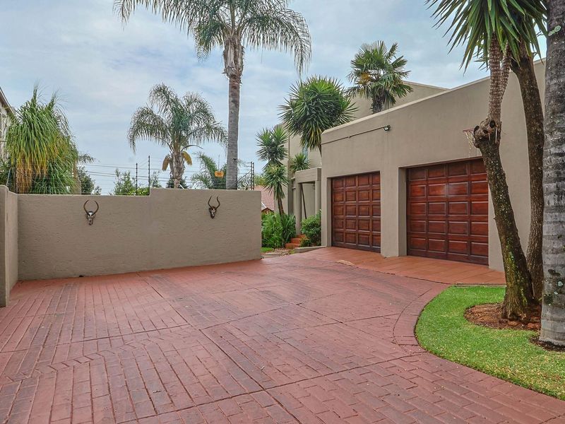 FULLY RENOVATED, FREESTANDING HOUSE IN MINT CONDITION - HOW SOON CAN YOU MOVE!! - Photo 2