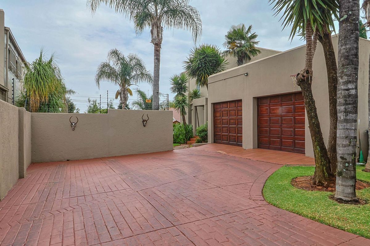 FULLY RENOVATED, FREESTANDING HOUSE IN MINT CONDITION - HOW SOON CAN YOU MOVE!! - Photo 2