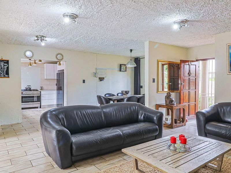 FULLY RENOVATED, FREESTANDING HOUSE IN MINT CONDITION - HOW SOON CAN YOU MOVE!! - Photo 3