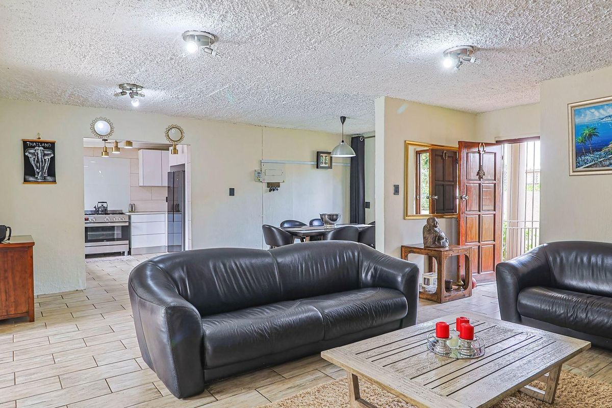 FULLY RENOVATED, FREESTANDING HOUSE IN MINT CONDITION - HOW SOON CAN YOU MOVE!! - Photo 3