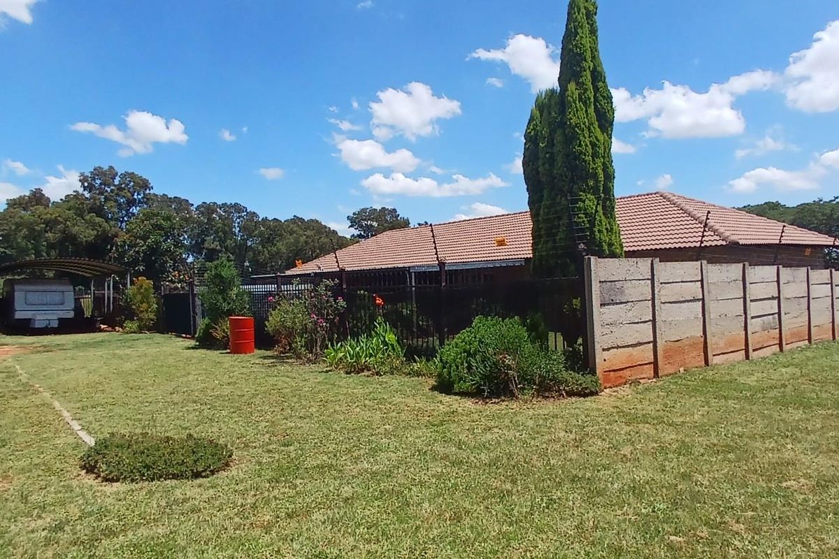 Property for Sale with two independent 3-bedroom Houses in Strydfontein Pretoria Gauteng - Photo 2