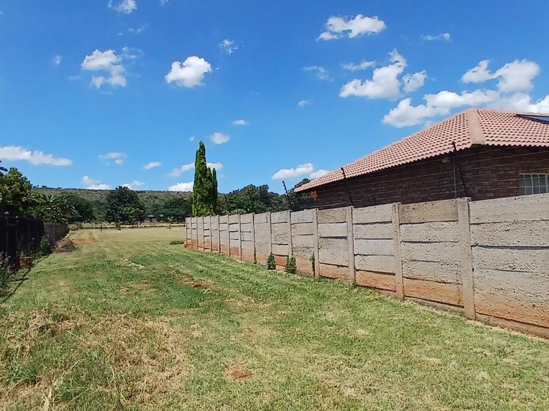 Property for Sale with two independent 3-bedroom Houses in Strydfontein Pretoria Gauteng - Photo 4