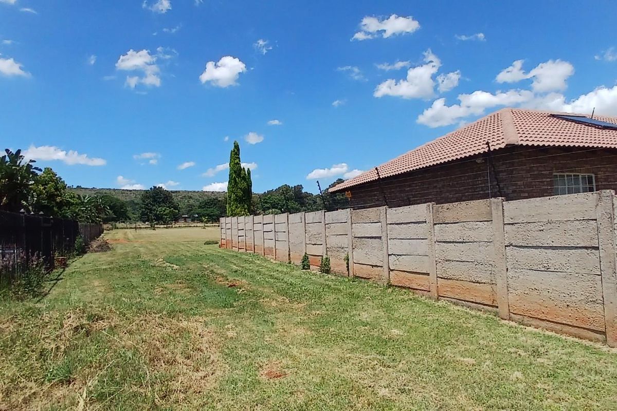 Property for Sale with two independent 3-bedroom Houses in Strydfontein Pretoria Gauteng - Photo 4