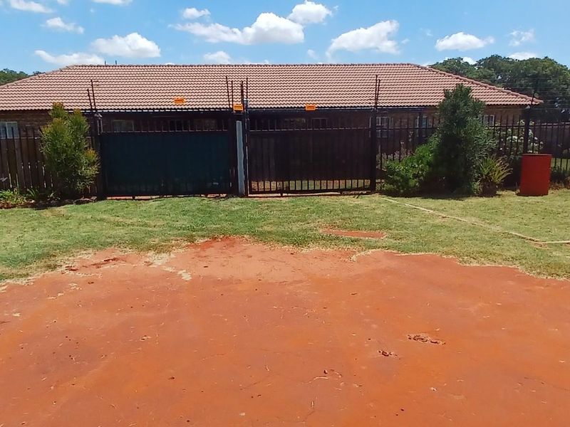 Property for Sale with two independent 3-bedroom Houses in Strydfontein Pretoria Gauteng - Photo 5