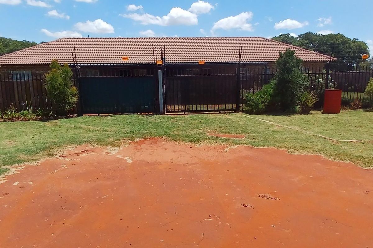 Property for Sale with two independent 3-bedroom Houses in Strydfontein Pretoria Gauteng - Photo 5