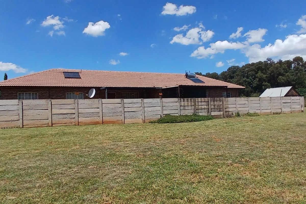 Property for Sale with two independent 3-bedroom Houses in Strydfontein Pretoria Gauteng - Photo 3