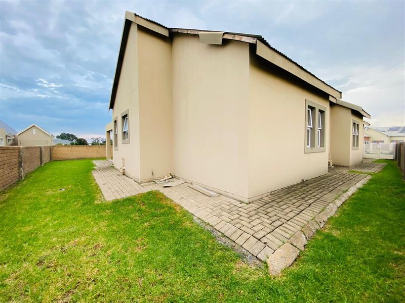 House For Sale in Riverspray Lifestyle Estate, Vereeniging - Photo 2