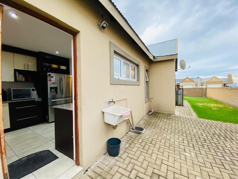 House For Sale in Riverspray Lifestyle Estate, Vereeniging - Photo 5