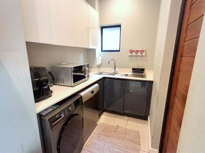 CONTEMPORARY LIVING IN THE HEART OF BEAUTIFUL BEDFORDVIEW - Photo 10