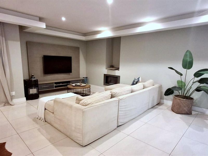 CONTEMPORARY LIVING IN THE HEART OF BEAUTIFUL BEDFORDVIEW - Photo 4