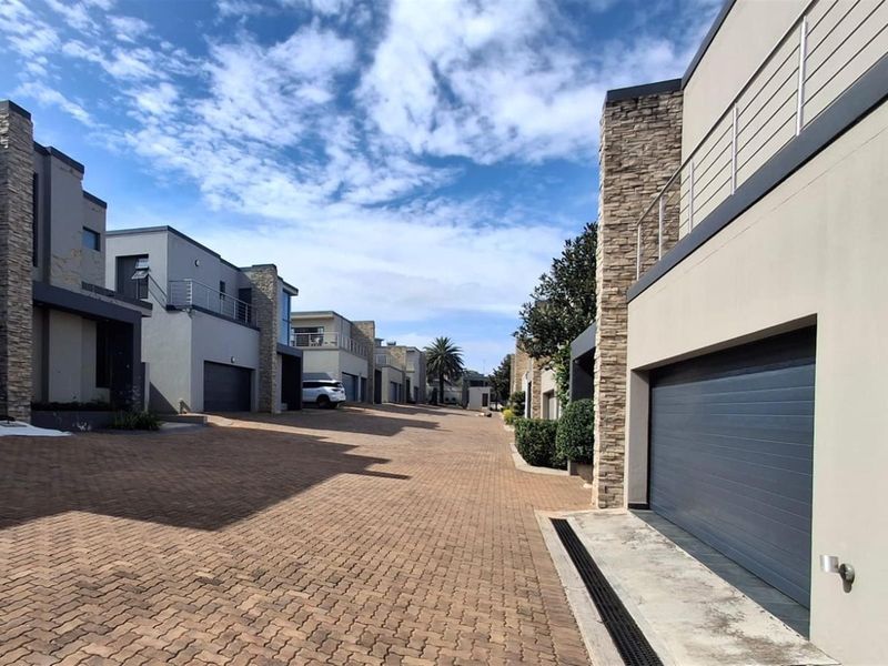 CONTEMPORARY LIVING IN THE HEART OF BEAUTIFUL BEDFORDVIEW - Photo 2