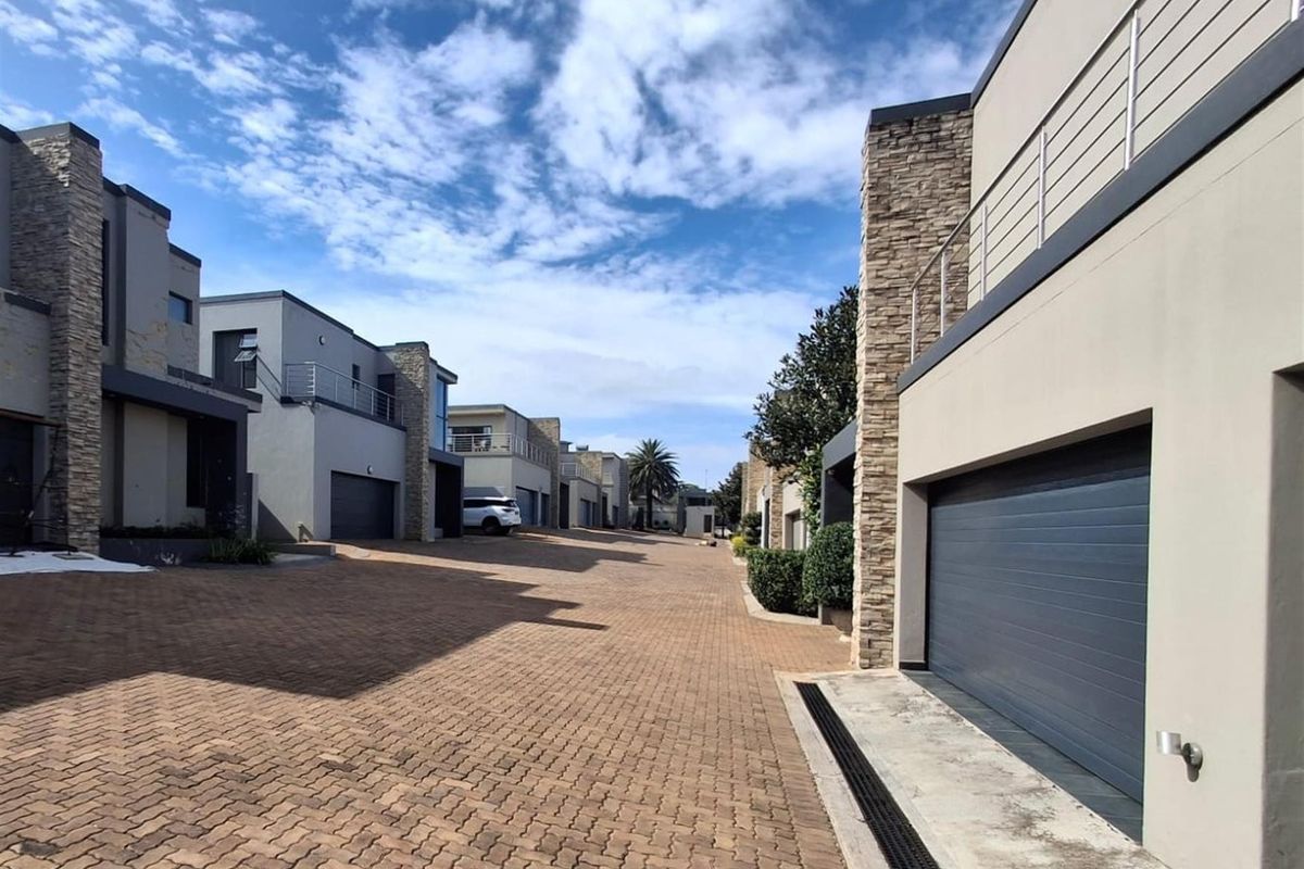 CONTEMPORARY LIVING IN THE HEART OF BEAUTIFUL BEDFORDVIEW - Photo 2