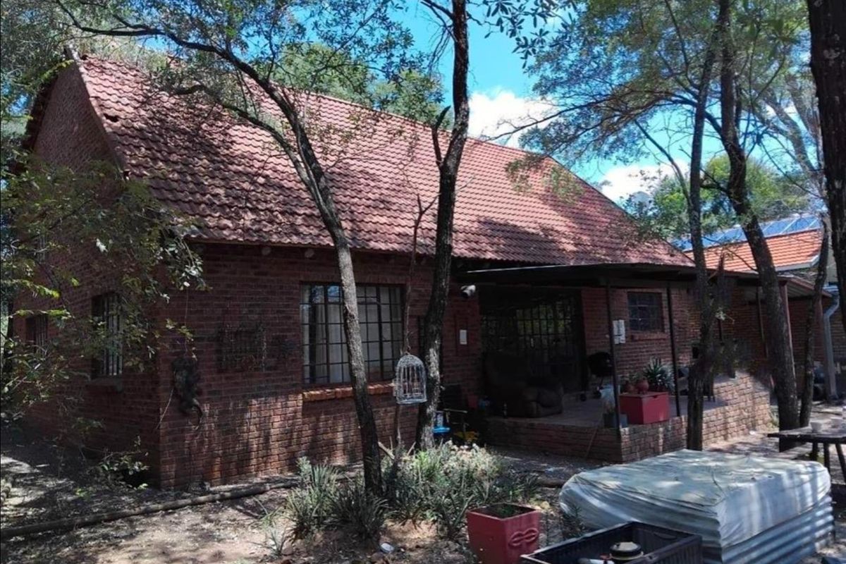 Fully Furnished 4-Bedroom Home with Greenbelt View - Photo 2