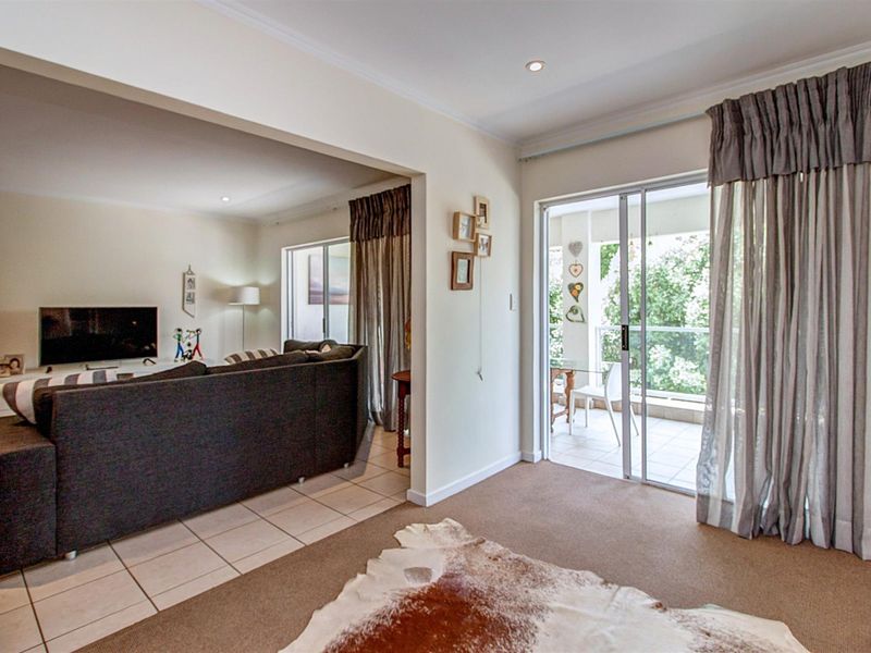 Spacious 2 Bed Apartment for Sale in Bryanston, Sandton - Photo 10