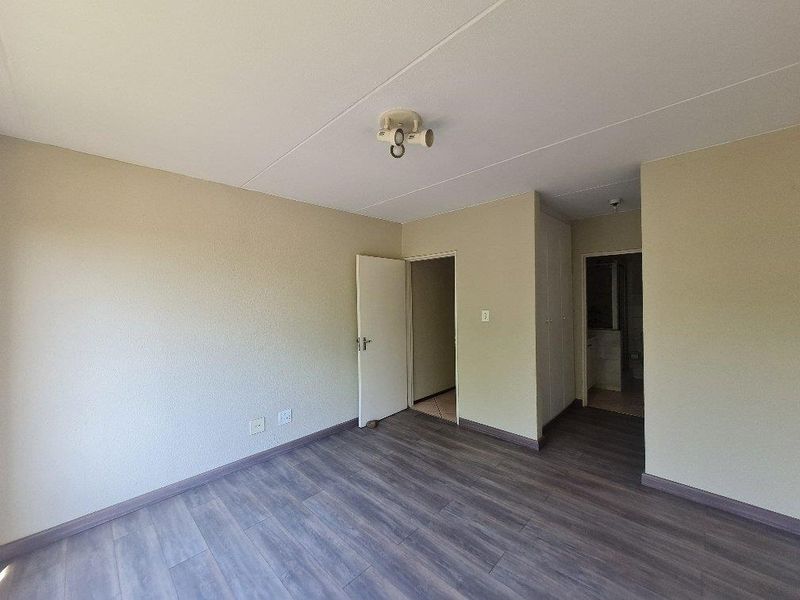 Townhouse For Sale in Dowerglen Ext 4, Dowerglen, Edenvale - Photo 10