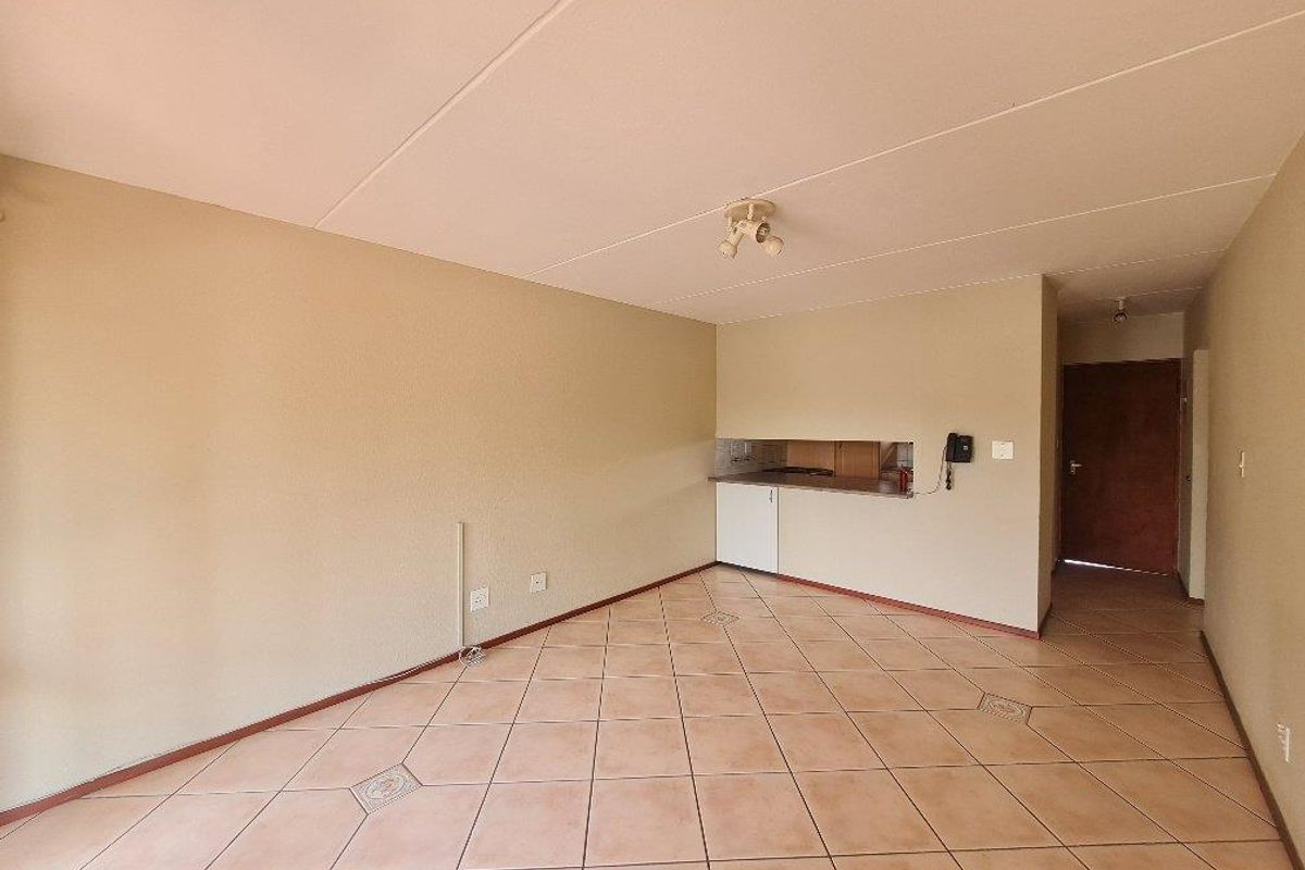 Townhouse For Sale in Dowerglen Ext 4, Dowerglen, Edenvale - Photo 3
