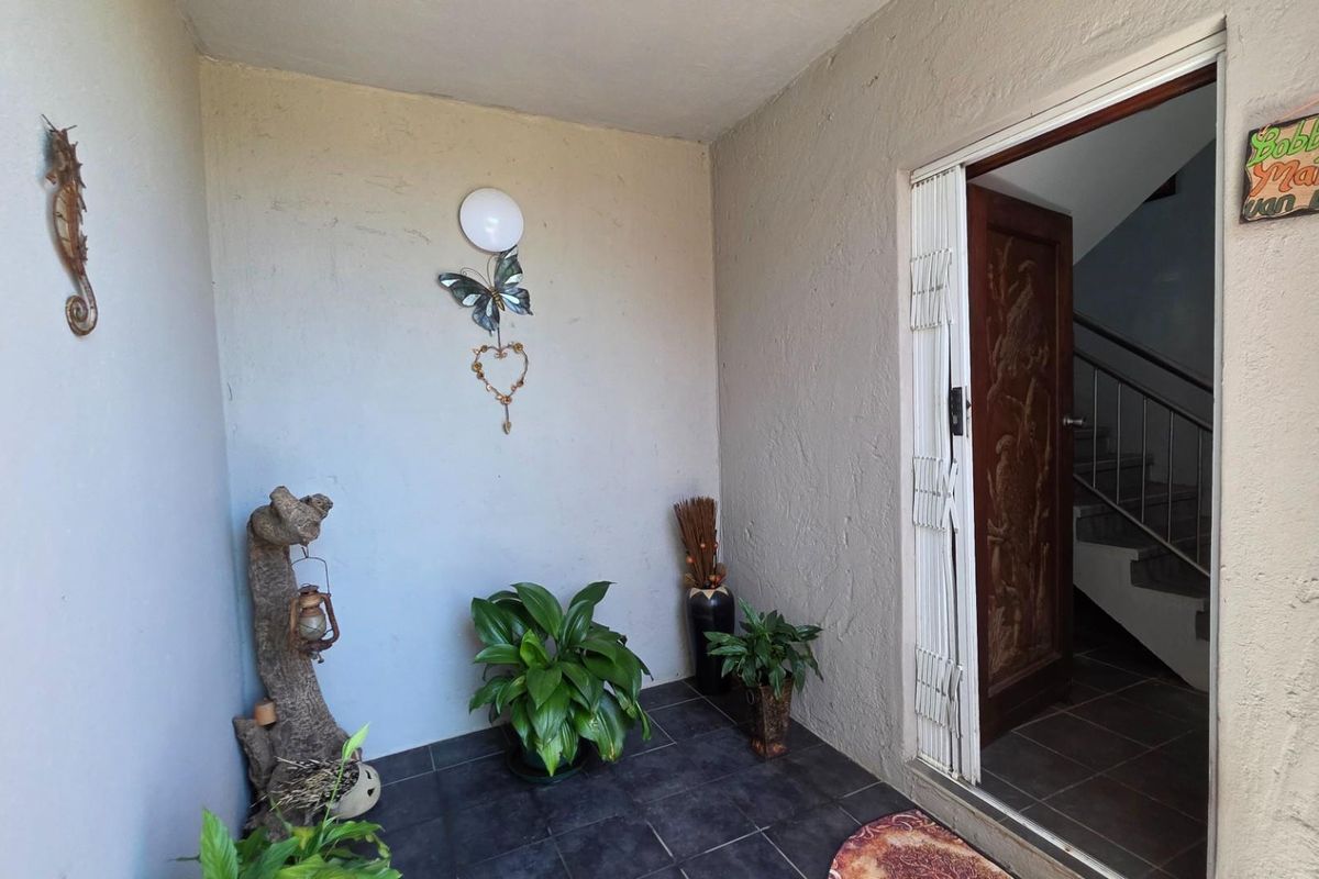 Beautiful 4 bedroom Home with Sea Views For Sale in Ramsgate, Margate, KwaZulu Natal - Photo 4