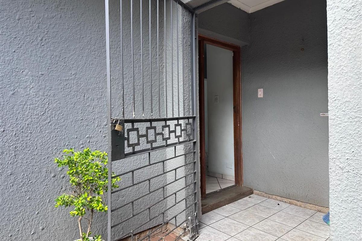 A Home with Soul , Space and Serious Potential. - Photo 2