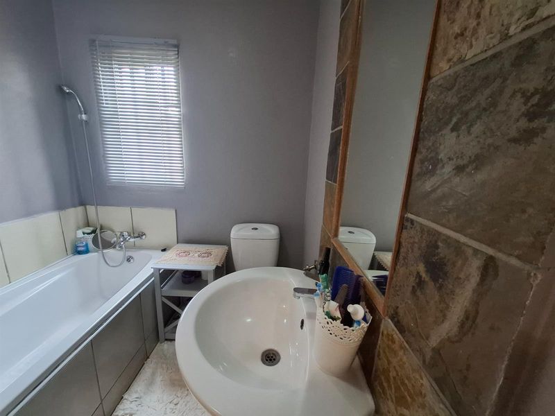 Apartment For Sale in Honeydew Grove, Roodepoort - Photo 8