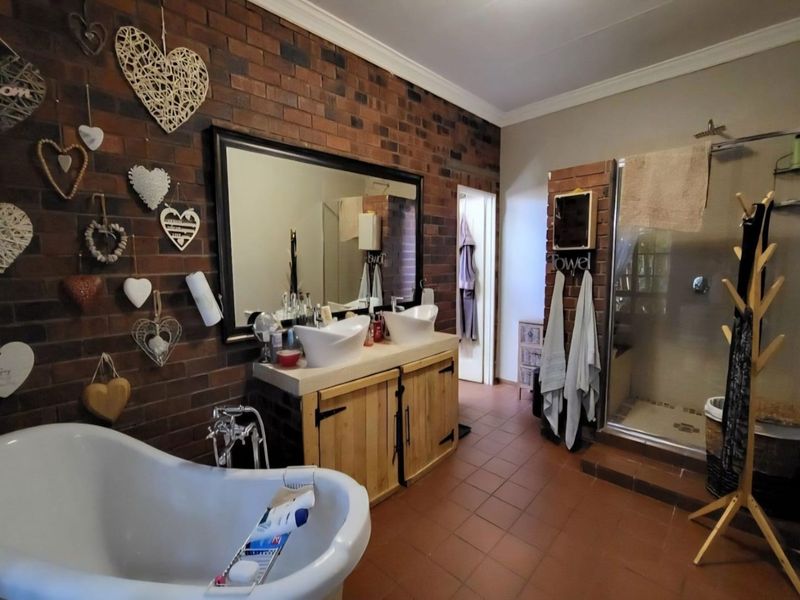 The Southridge Showstopper: A Modern Oasis for the Whole Family in South Ridge, Kimberley - Photo 10