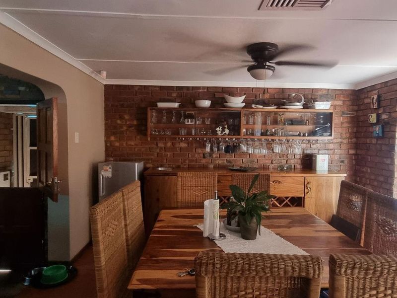 The Southridge Showstopper: A Modern Oasis for the Whole Family in South Ridge, Kimberley - Photo 3