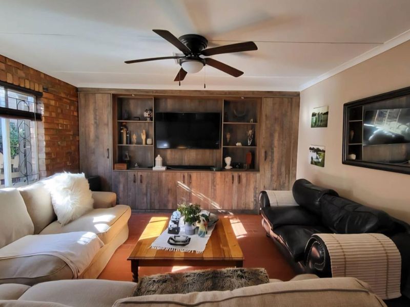 The Southridge Showstopper: A Modern Oasis for the Whole Family in South Ridge, Kimberley - Photo 2