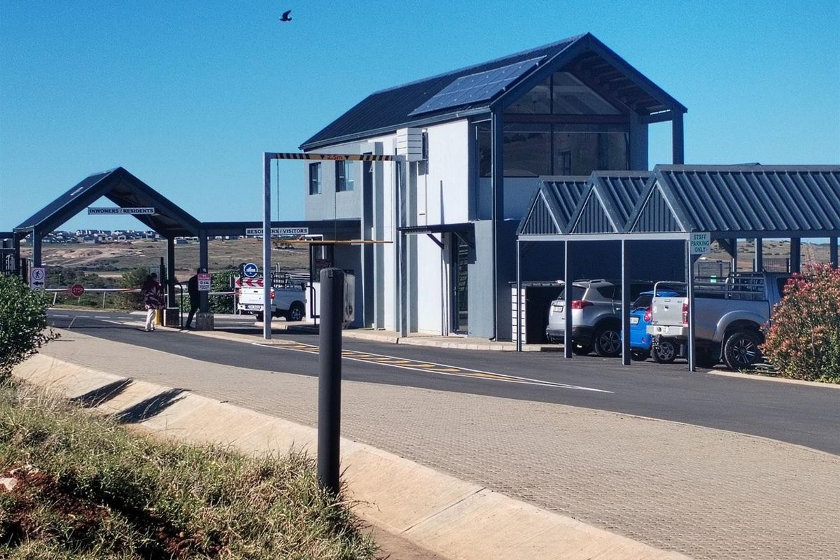 Modern 3-bedroom Home in Outeniquasbosch, Hartenbos - Photo 2