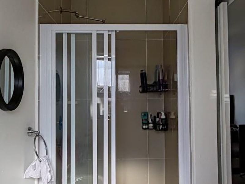 Elegant Studio Apartment in Bergvliet Vistas - Photo 4