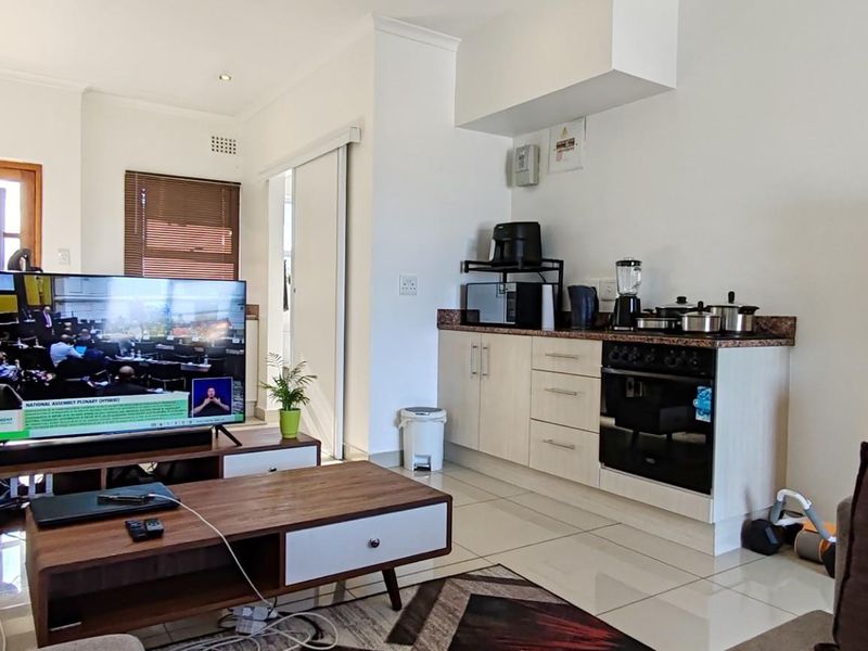 Elegant Studio Apartment in Bergvliet Vistas - Photo 8