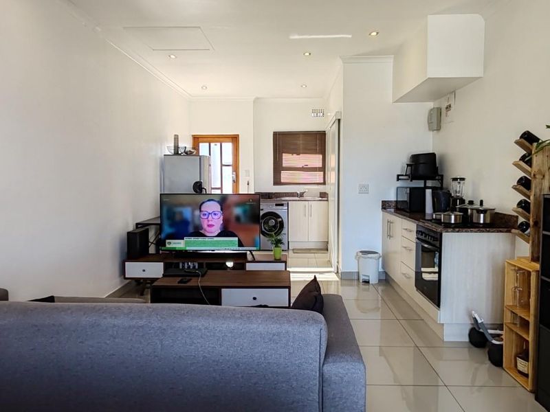 Elegant Studio Apartment in Bergvliet Vistas - Photo 2