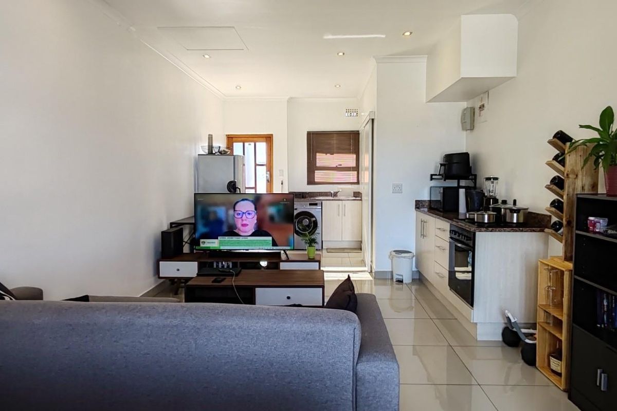 Elegant Studio Apartment in Bergvliet Vistas - Photo 2