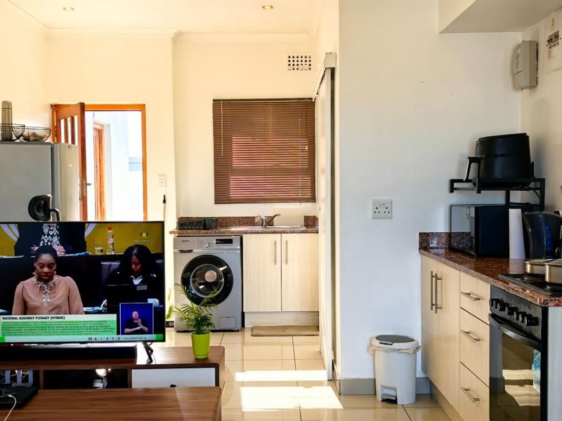 Elegant Studio Apartment in Bergvliet Vistas - Photo 10