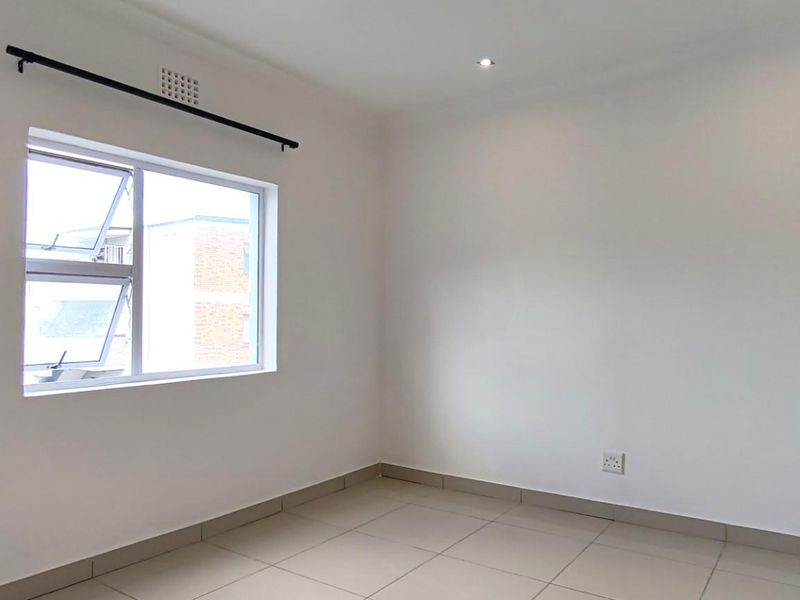 Spectacular Second Floor 1-Bedroom Apartment in Bergvliet Vistas - Photo 10