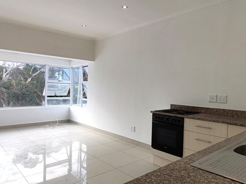 Spectacular Second Floor 1-Bedroom Apartment in Bergvliet Vistas - Photo 2