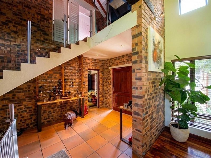 Unique 3 bed 3 bath off grid, Modern rustic, designer home in desirable Paulshof boomed area. - Photo 2