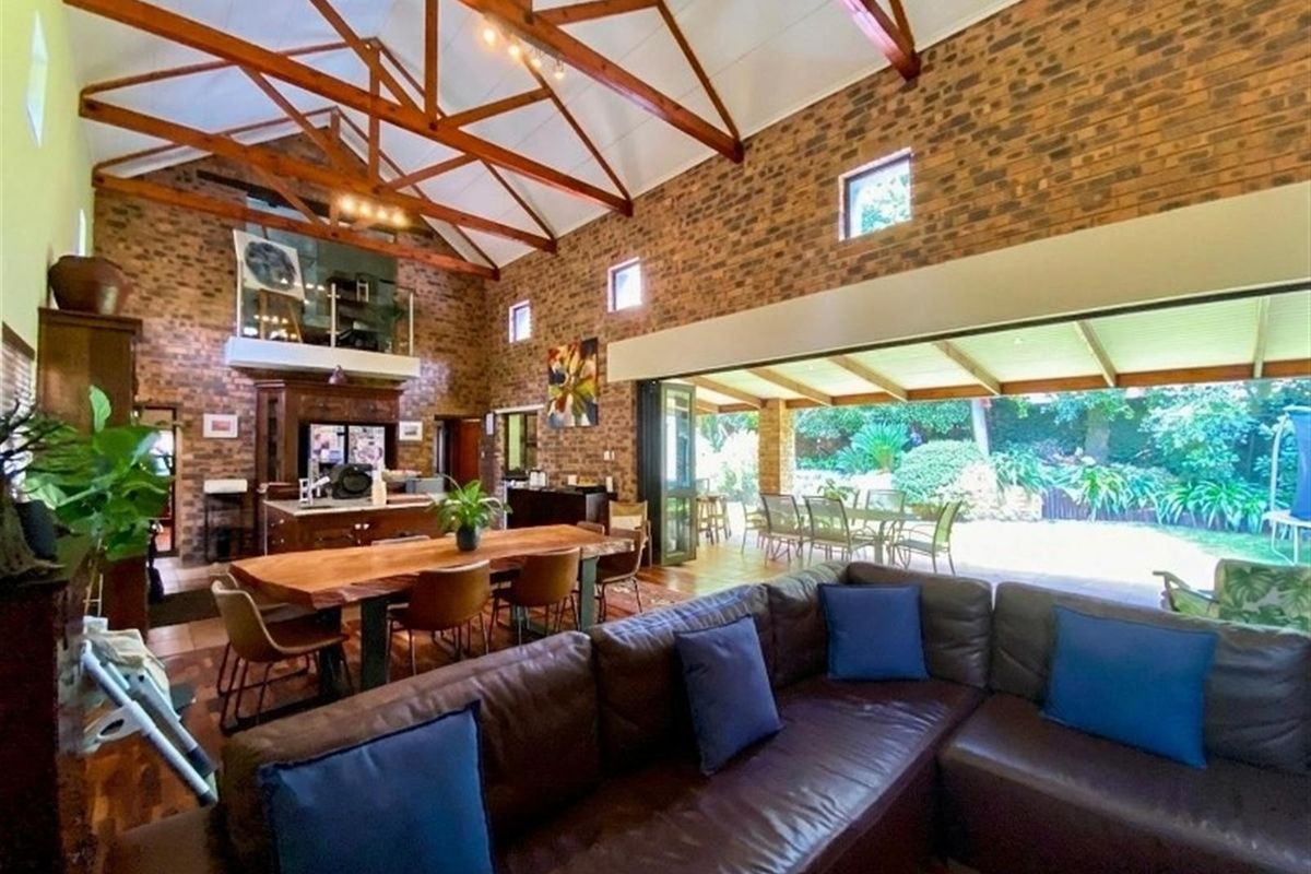 Unique 3 bed 3 bath off grid, Modern rustic, designer home in desirable Paulshof boomed area. - Photo 4