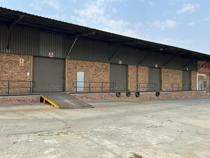 Business growing and budget is tight? 2658 sqm Warehouse To Let In Anderbolt - Photo 2