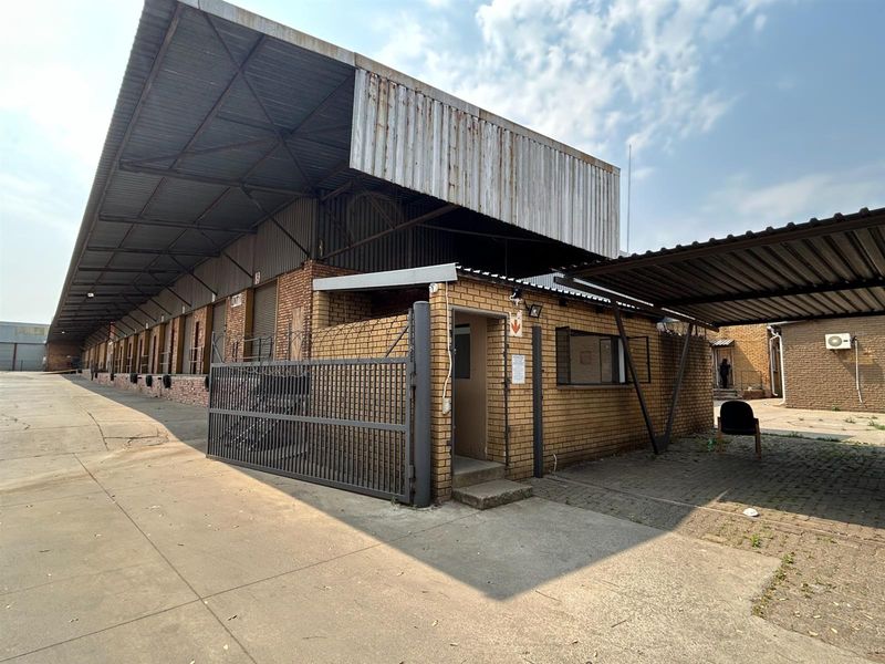 Business growing and budget is tight? 2658 sqm Warehouse To Let In Anderbolt - Photo 9