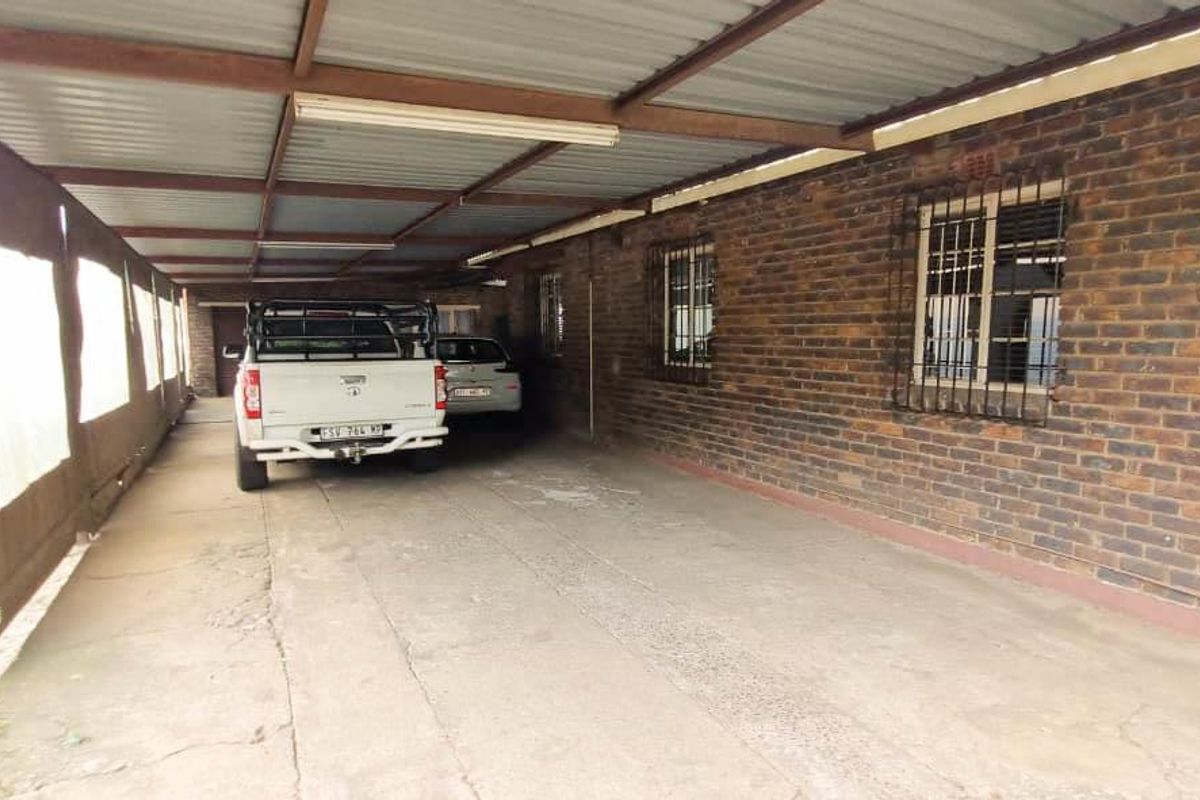 The Ultimate Family and Entertainers Home in Delmas West - Photo 4