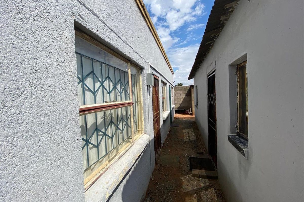 House For Sale in Phutanang, Kimberley - Photo 3