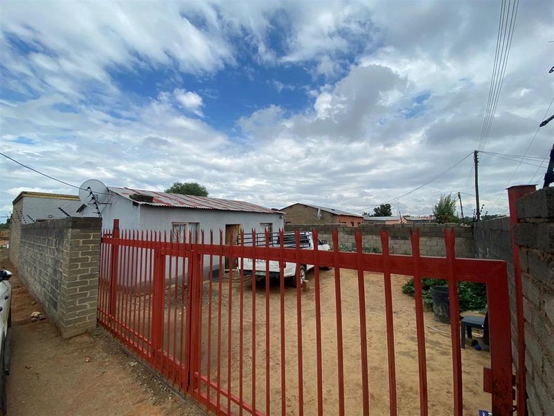 House For Sale in Phutanang, Kimberley - Photo 2