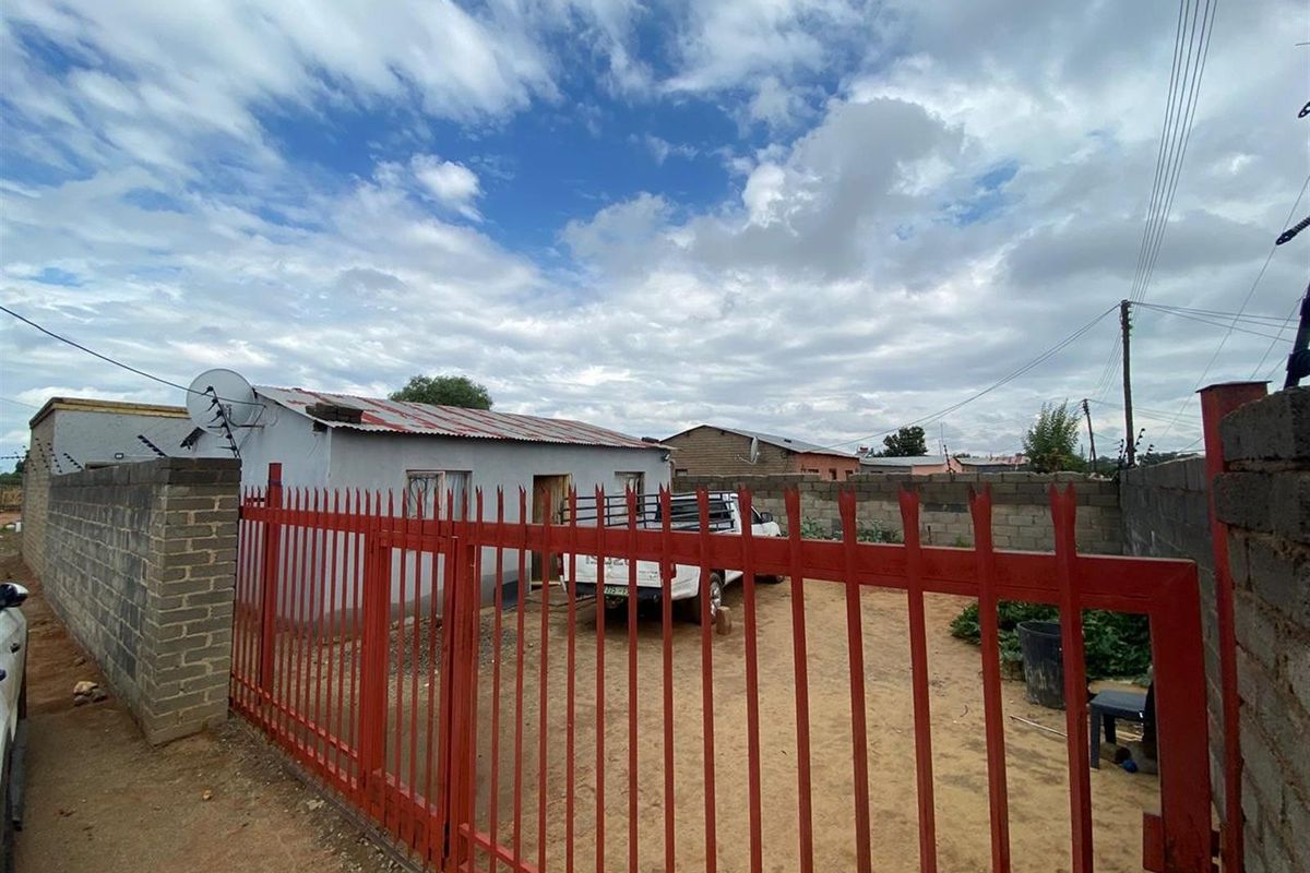 House For Sale in Phutanang, Kimberley - Photo 2