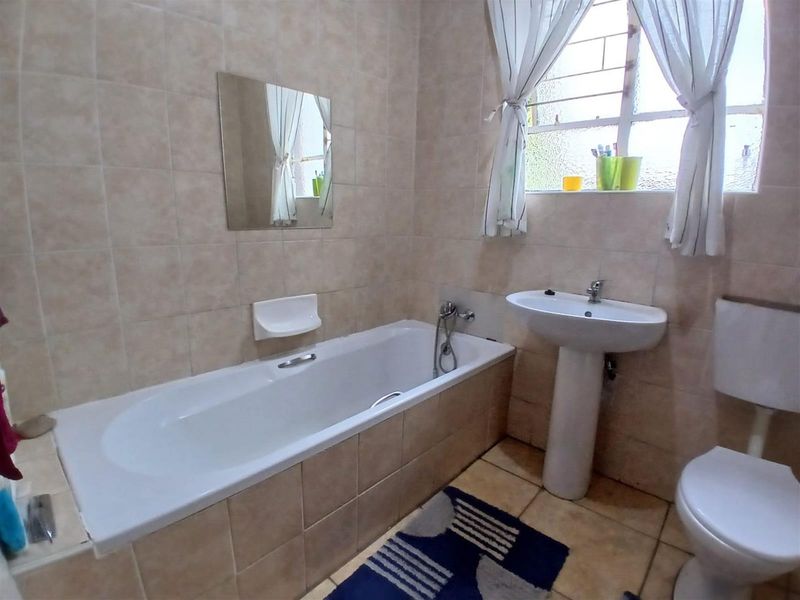 House For Sale in West End, Kimberley - Photo 9