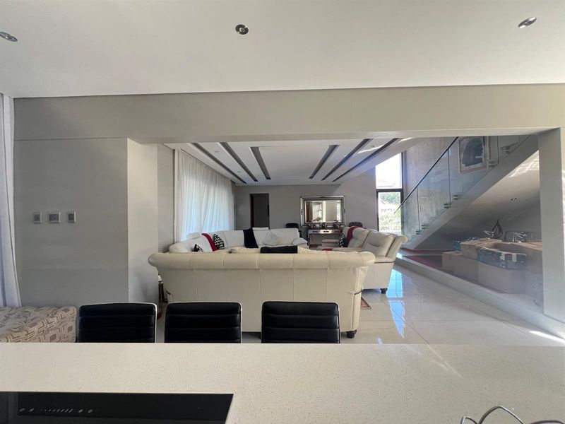 Elegant Spacious Family Home in Secure Coastal Estate - Photo 3