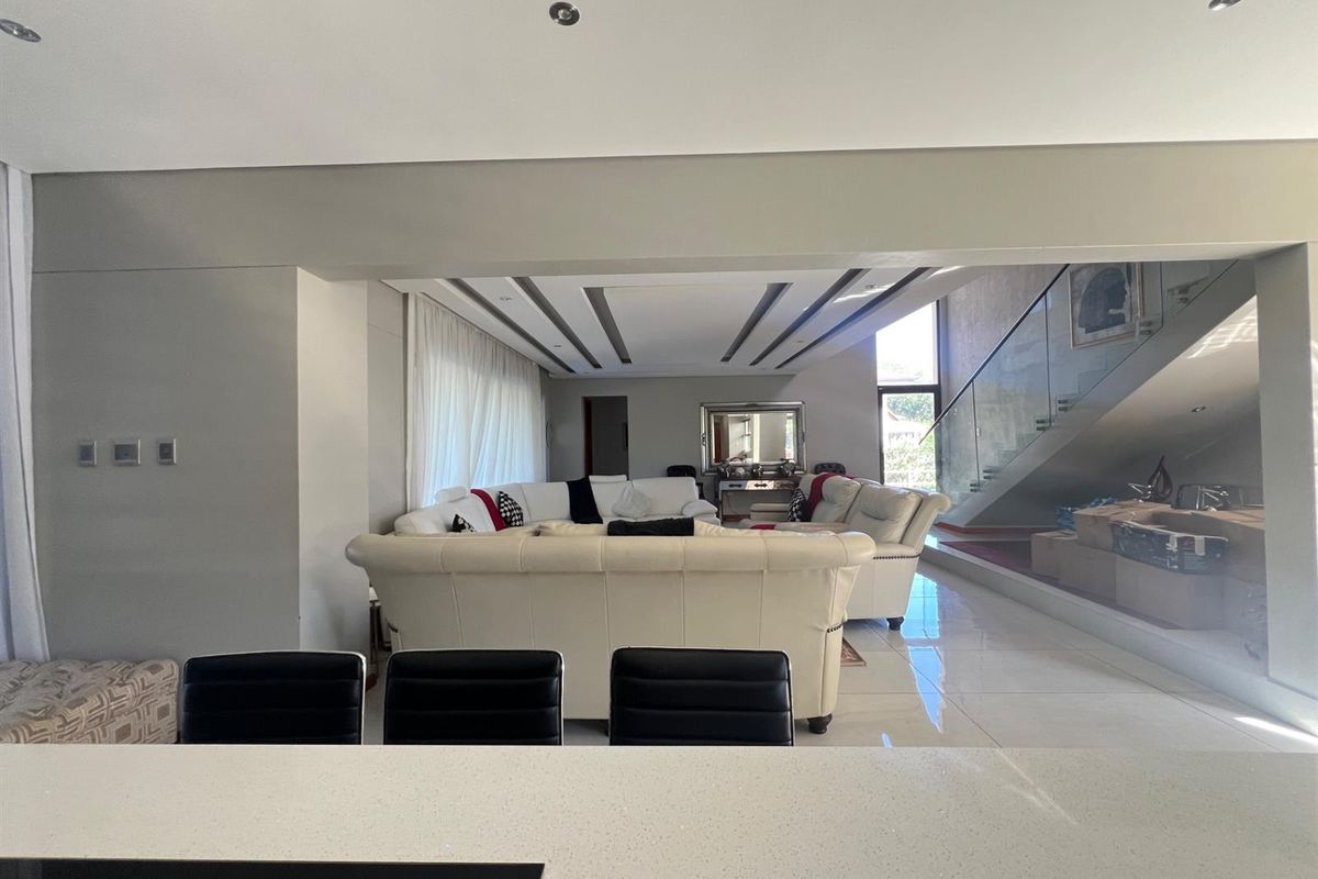 Elegant Spacious Family Home in Secure Coastal Estate - Photo 3