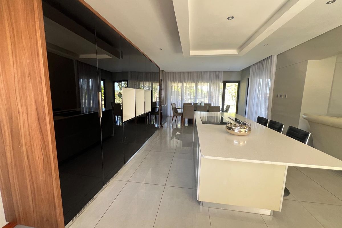 Elegant Spacious Family Home in Secure Coastal Estate - Photo 4